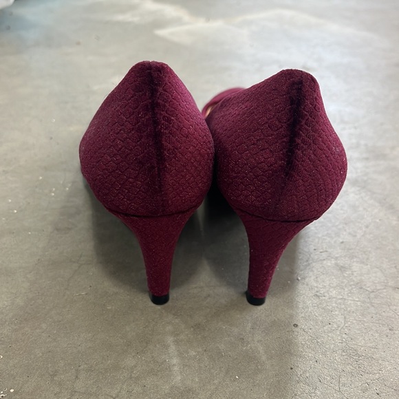 Burgundy plumb colored heel. - Picture 4 of 5